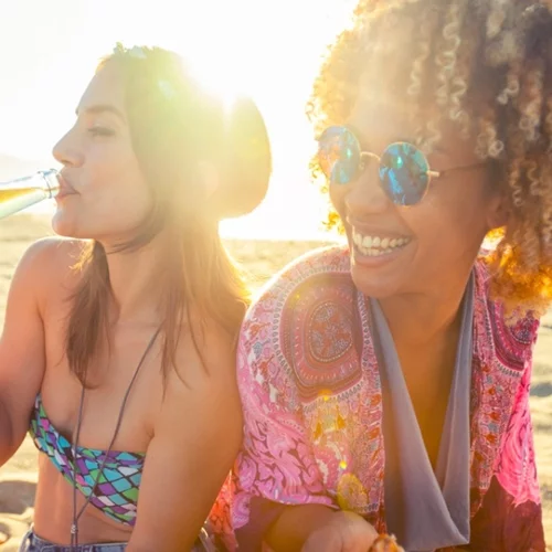 Μπύρες και κοκτέιλ στην παραλία: Οι άγνωστοι κίνδυνοι που κρύβουν