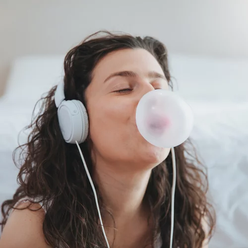 Τρέχεις ή κάνεις περπάτημα μασώντας τσίχλα; Ποιες οι επιδράσεις της στην άσκηση;