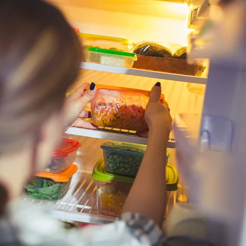 Μπορείς να βάλεις ζεστό φαγητό στο ψυγείο;