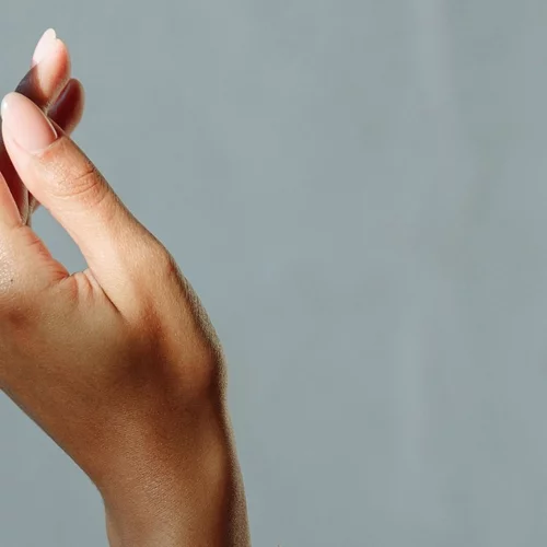 Αυτά είναι τα πιο κολακευτικά χρώματα νυχιών για μελαχρινές