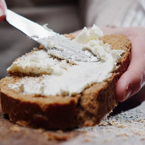 Πώς να φτιάξεις σπιτικό τυρί κρέμα με μόλις 2 υλικά