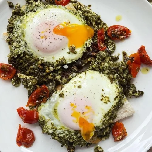 Pesto eggs: Πώς να φτιάξεις την τελευταία viral συνταγή του TikTok