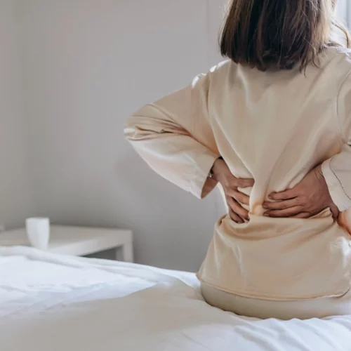 Πονάει η μέση σου το πρωί και "περνάει" μέσα στη μέρα; Τι μπορεί να σημαίνει;