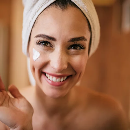 Αντηλιακό με χρώμα ή foundation με SPF;