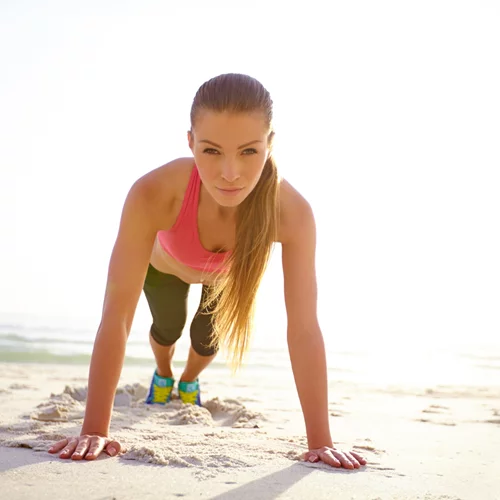 Προπόνηση στην παραλία: 6 ασκήσεις για γρήγορη καύση λίπους