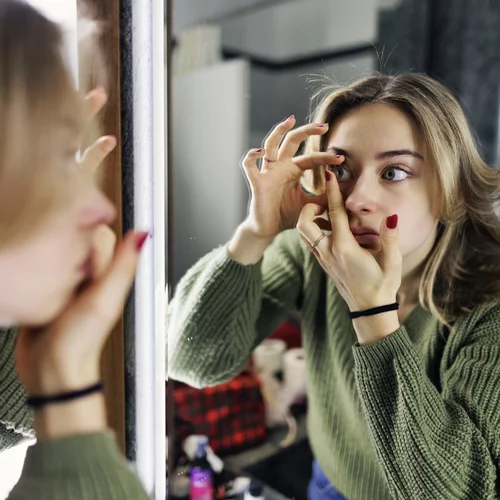 Ο σοβαρός λόγος που δεν πρέπει να φοράς φακούς επαφής στο μπάνιο