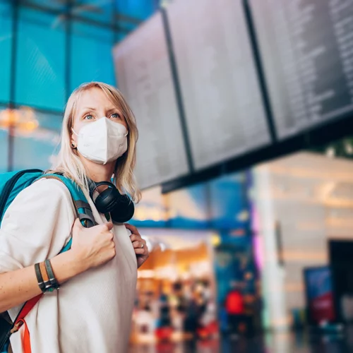 Έξαρση COVID: Να εμβολιαστείς τώρα ή τον Οκτώβριο;