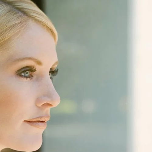 Η Allergan Aesthetics παρουσιάζει την πρώτη της υβριδική ενέσιμη θεραπεία διπλής δράσης