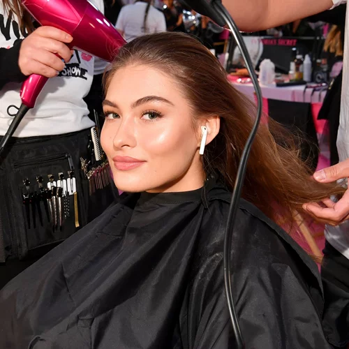 Easter vibes: 3 μοντέρνα χτενίσματα για τις διακοπές που θα δώσουν στιλ στα μαλλιά σου