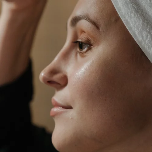 Η minimal ρουτίνα ομορφιάς που θα σου εξασφαλίσει πιο νεανική επιδερμίδα