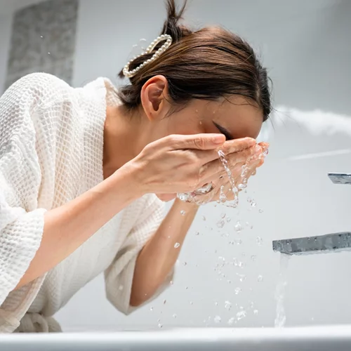 8 ενυδατικά καθαριστικά προσώπου που είναι ιδανικά για τους μήνες του χειμώνα