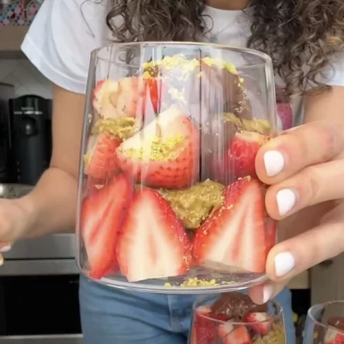 Το απόλυτο σοκολατένιο γλυκό ψυγείου: Λαχταριστή Dubai Chocolate με φράουλες σε ποτήρι