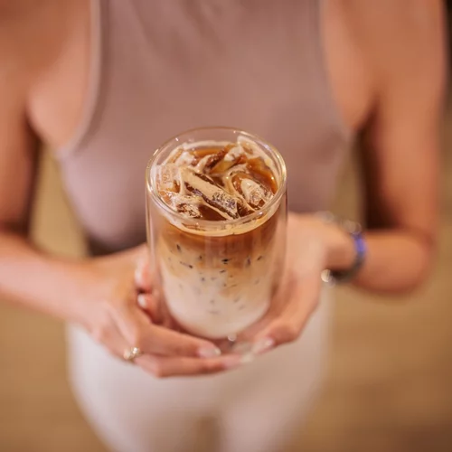 Καφεΐνη: Πόσο κρατάει στο σώμα και γιατί σε "ρίχνει" αντί να σε τονώσει