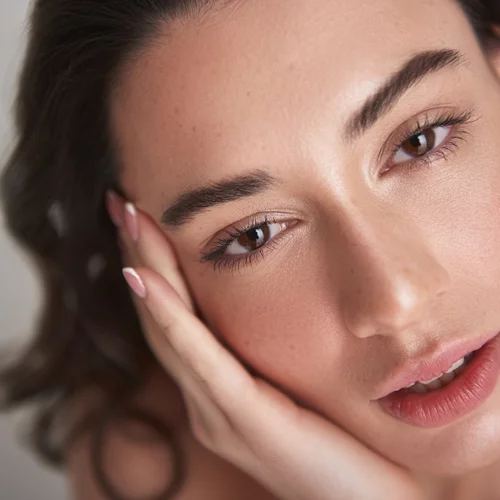 Οι 7 διαχρονικές συνήθειες ομορφιάς που σε κάνουν να δείχνεις νεότερη