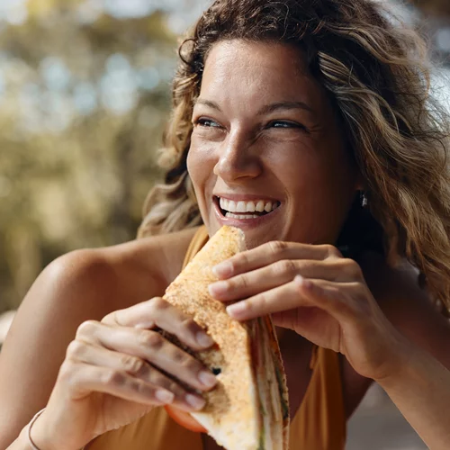 Τρως στη θάλασσα; 7 κανόνες για ασφαλές φαγητό στην παραλία