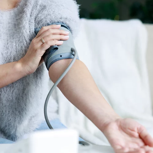 Υπερτασική κρίση: Θολή όραση, πόνος στο στήθος και άλλα 5 SOS σημάδια