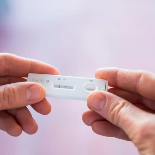 Covid: Γιατί φέτος έχουμε τη μεγαλύτερη έξαρση από το καλοκαίρι 2022;