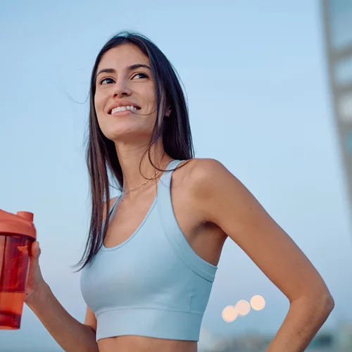 Protein water: Η τάση που υπόσχεται ενυδάτωση και γράμμωση - Τι λένε οι ειδικοί;