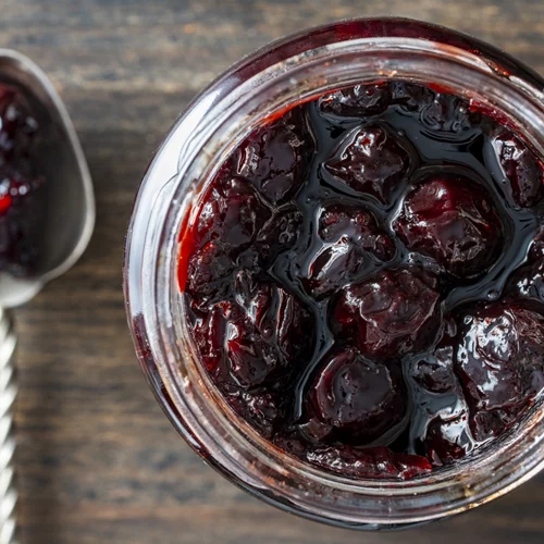 Το γλυκό που μυρίζει καλοκαίρι: Η παραδοσιακή συνταγή για γλυκό του κουταλιού βύσσινο