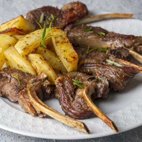 Αυγά, τσουρέκια, αρνί: Οι κανόνες για να μη γίνει το πασχαλινό τραπέζι εστία μόλυνσης