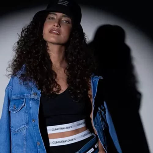 Πώς θα φορέσεις τα '90s straight jeans σαν μοντέλο του Calvin Klein