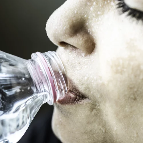 Πόσο νερό πρέπει να πίνω κατά τη διάρκεια του καύσωνα;