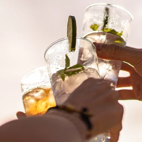 Σκέψου το: Πίνεις αλκοόλ "κοινωνικά" ή μήπως φλερτάρεις με τη… γκρίζα ζώνη;