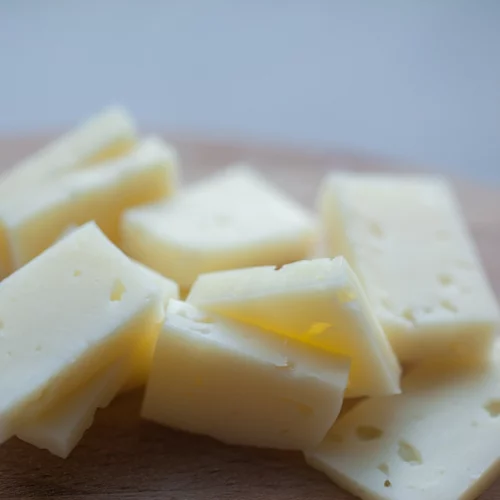 Το τυρί που "συνδέθηκε" με χαμηλότερο κίνδυνο άνοιας: Τι έδειξε νέα μελέτη