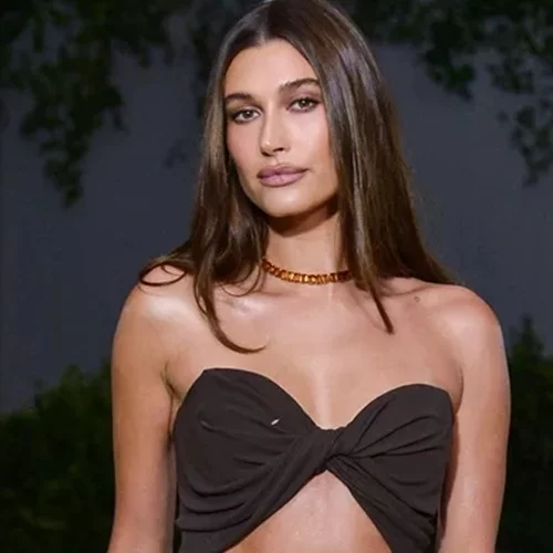 Το genius blush hack της Hailey Bieber για ροδαλή επιδερμίδα και (πολύ) ανορθωμένα ζυγωματικά