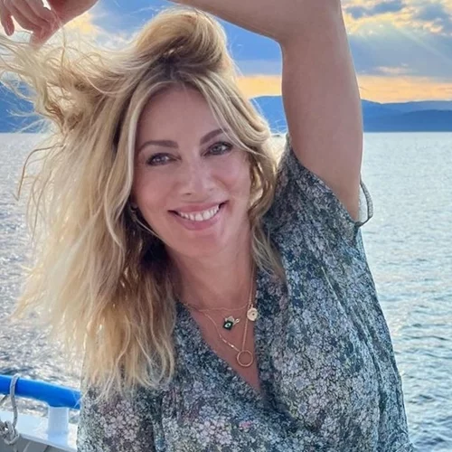 Αγνώριστη η Σμαράγδα Καρύδη: Το νέο ginger χρώμα στα μαλλιά της που την ανανέωσε πλήρως