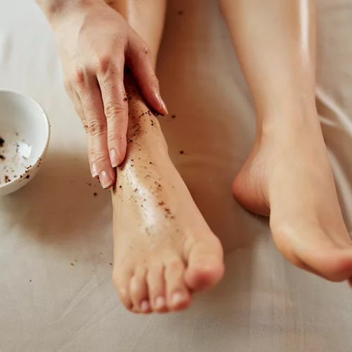 Σκασμένες φτέρνες: Η DIY συνταγή για ενυδάτωση που μπορείς να φτιάξεις σε 1᾽