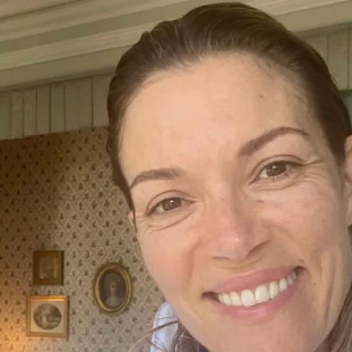 Strawberry milk nails | Oι διάσημες Ελληνίδες που προτιμούν το πιο viral μανικιούρ