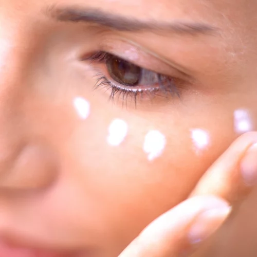 5 δραστικές κρέμες που συμβάλλουν αποτελεσματικά στην αντιμετώπιση της βλεφαρόπτωσης