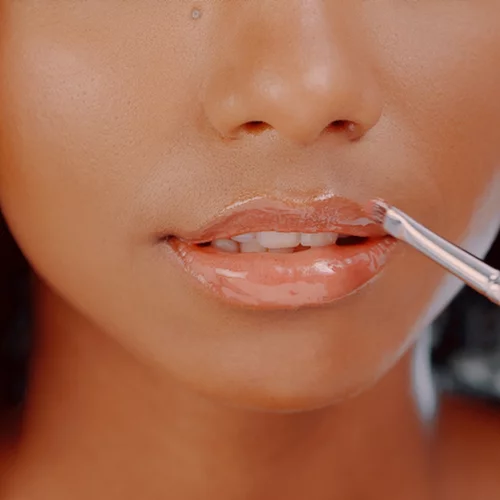 Η SOS κίνηση που θα εμποδίσει τα χείλη σου να ξεφλουδίσουν από το κρύο