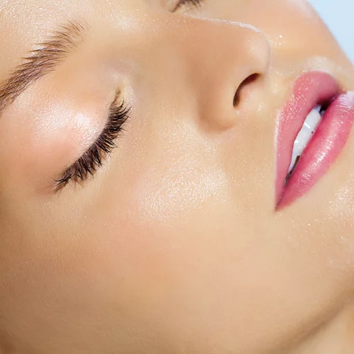 Έχεις θαμπή επιδερμίδα εξαιτίας του κρύου; Τα προϊόντα μακιγιάζ που θα σου χαρίσουν μια διακριτική, dewy λάμψη