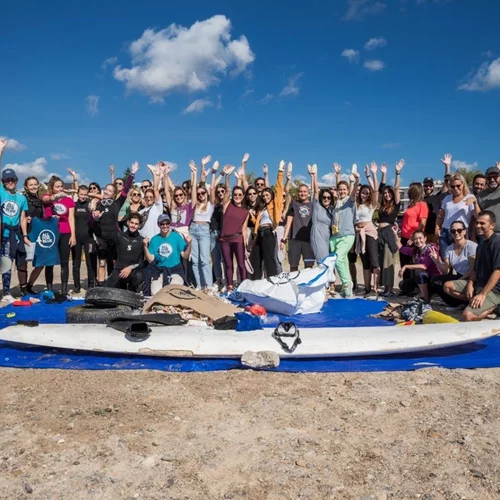 Ο παράκτιος καθαρισμός παραλίας από ομάδα εργαζομένων της L’Oréal Hellas