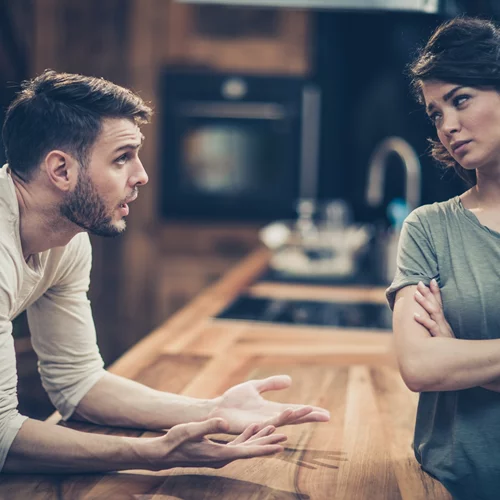 Το χαρακτηριστικό που δείχνει ότι ο σύντροφός σου είναι ψεύτης