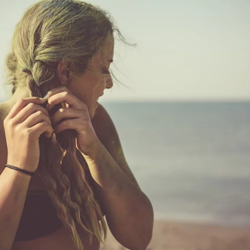 Κοχύλια στα μαλλιά: Ο πιο καλοκαιρινός τρόπος για να ξεχωρίσεις με τα χτενίσματά σου φέτος