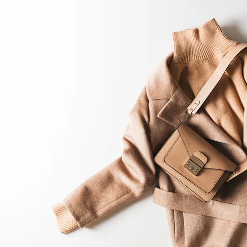 Τα δύο διάσημα πανωφόρια που φορούν οι fashionistas στη χαμηλή θερμοκρασία