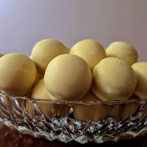 Πεντανόστιμα τρουφάκια Lotus με μόνο 3 υλικά  - χωρίς μίξερ!