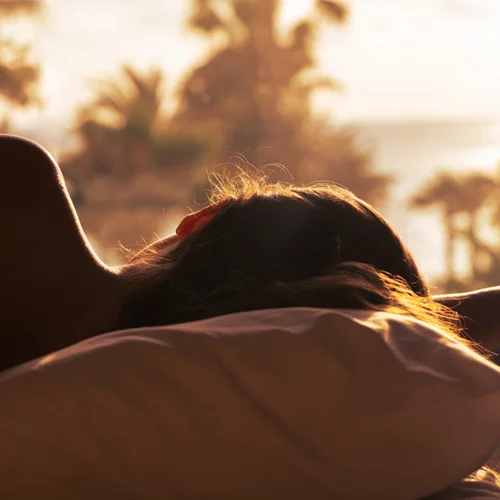 Sleep retreats: Η νέα τάση υπόσχεται να βελτιώσει τον ύπνο σου – Είναι πραγματικά αποτελεσματική;