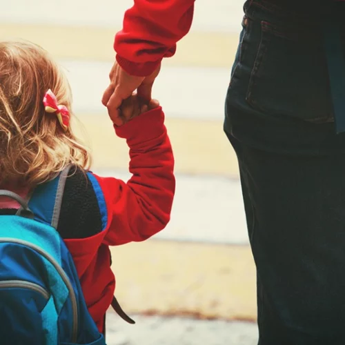 Αγιασμός στο σχολείο: Τα κλάματα, τα μαύρα γυαλιά και η μαμά-κατάσκοπος