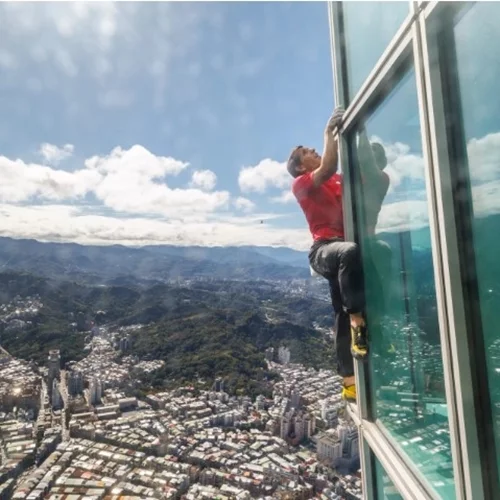 Γιατί "κολλάμε" να βλέπουμε επικίνδυνα θεάματα και ατυχήματα; Η ψυχολογία πίσω από το φαινόμενο