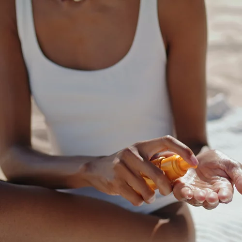 Τι θέλουν όλοι οι δερματολόγοι να γνωρίζουμε για τη (σωστή) αντηλιακή προστασία