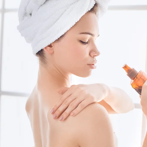 Πώς να κάνεις σωστό layering με το άρωμα και το body mist σου