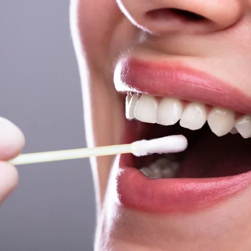 Μεταδίδεται ο κορονοϊός με το σάλιο; Τι ισχύει για τους ασυμπτωματικούς;