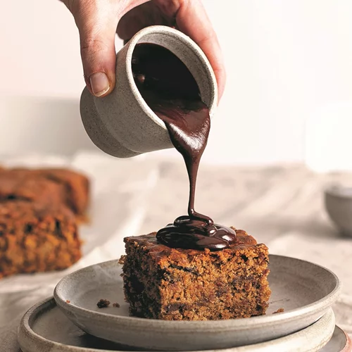 Το πιο αφράτο κέικ ταψιού με ταχίνι και σοκολάτα από τη Madame Ginger