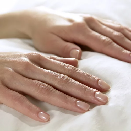 Νο Make-up Nails: Η τάση στο μανικιούρ που θα υιοθετήσουν το 2025 όλα τα stylish girls