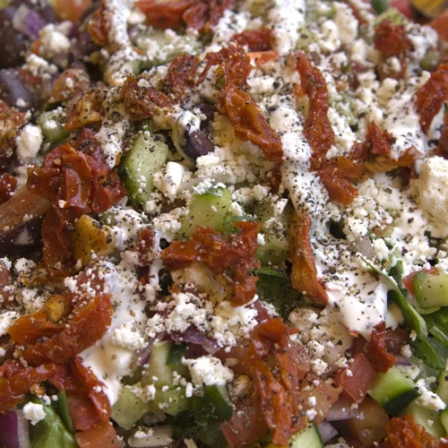 Μεσογειακή σαλάτα: Ένα κύριο γεύμα ελαφρύ, δροσερό και γεμάτο θρεπτικά συστατικά