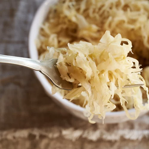 3 λόγοι να βάλεις ξινολάχανο στο πιάτο σου (και 2 να μην το παρακάνεις)